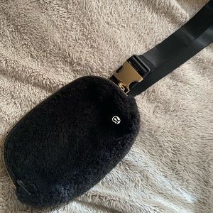 Lululemon Everywhere belt bag - Sherpa